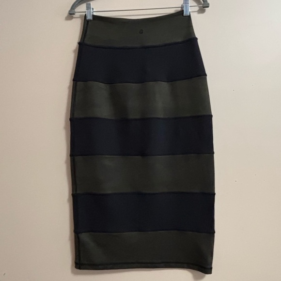 Lululemon Sz 4 Yoga Over High-Waisted Pencil Skirt In Striped Green Camo/Black - Picture 3 of 8